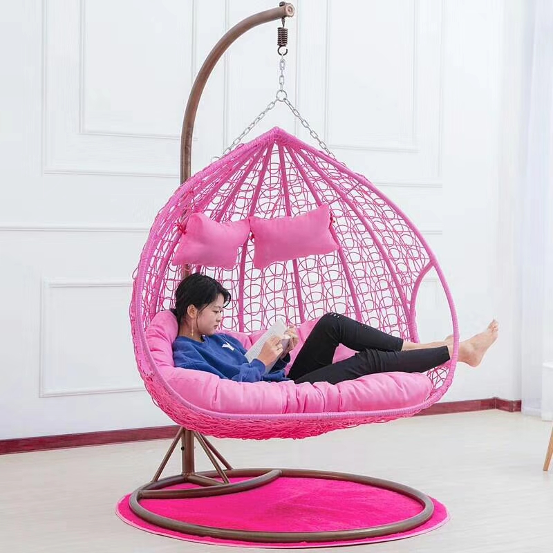 Outdoor Furniture In Bali - Hangstoel van wicker voor op het